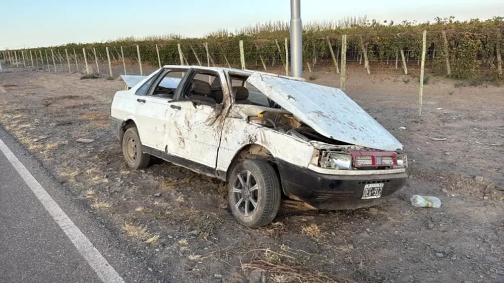 Un automóvil mordió la banquina y volcó: sus dos ocupantes salieron ilesos
