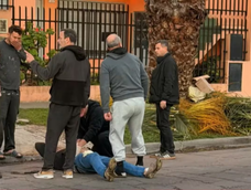 impactante video: seis delincuentes balearon a un hombre cuando dejaba a su hija en la puerta de una escuela