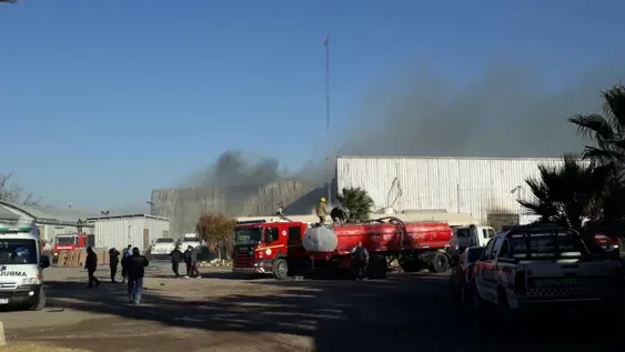 Voraz incendio en una conocida fábrica textil: estiman pérdidas millonarias