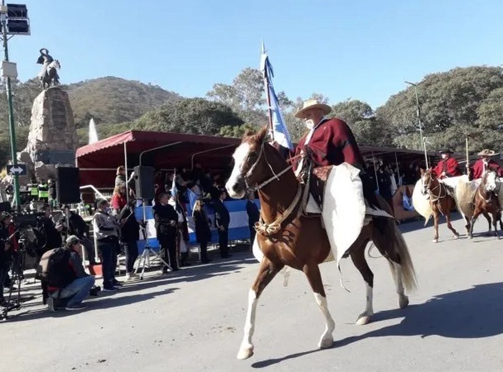 En Salta, más de 7 mil gauchos desfilaron en honor a Güemes, a 201 años de su muerte