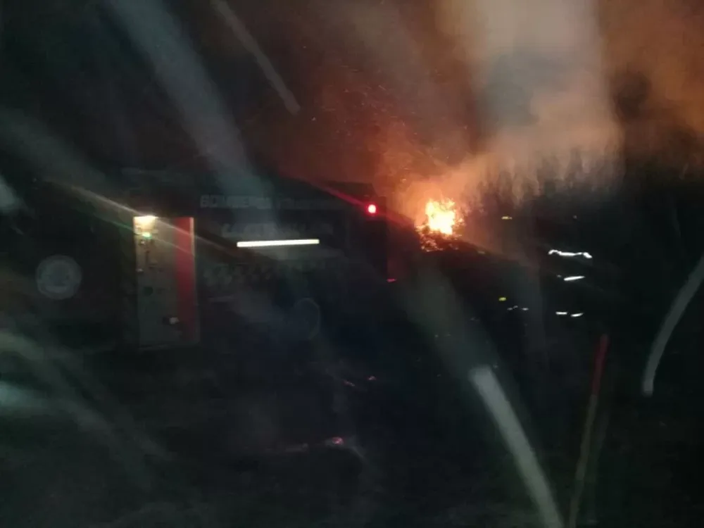 Bomberos tuvieron que recibir asistencia médica tras sofocar un incendio