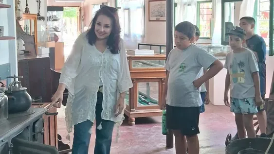 La propietaria del Complejo, Silvia Manzini, explica a los pequeños una de las colecciones que atesora el atrapante Museo sanjuanino