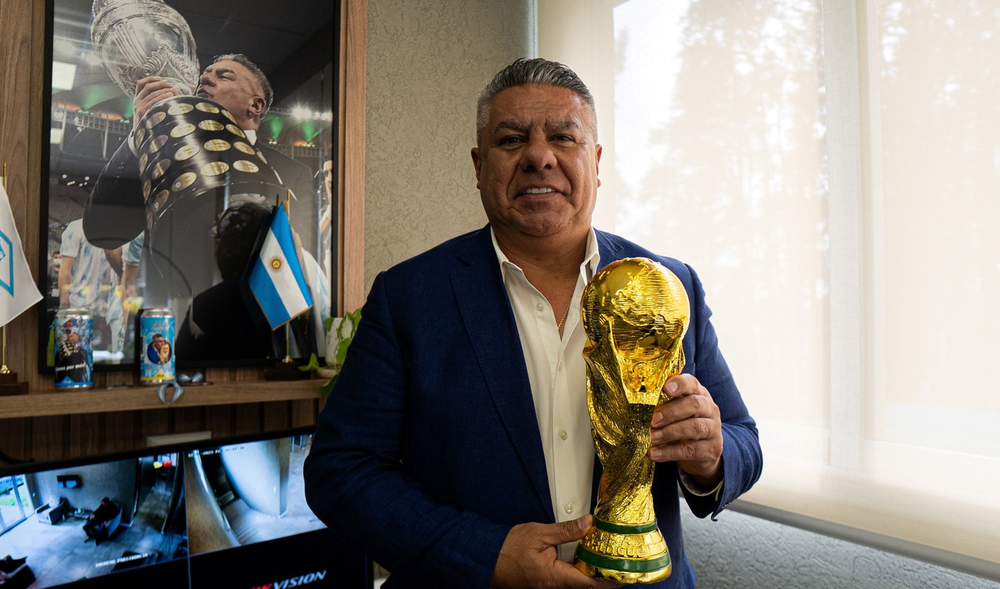 Chiqui Tapia negocia que Argentina juegue toda la fase de grupos del Mundial 2030