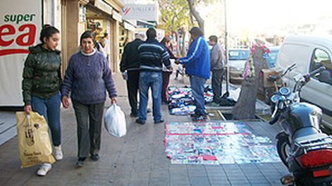 Por el feriado, vendedores ilegales aparecieron en el centro