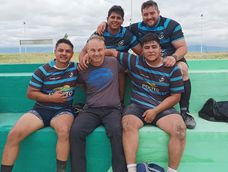 Sobrevivientes. Moreno y Dalmonego junto a otros ex-integrantes de Rugby Media Agua ahora le dieron nacimiento a Buhos Rugby.