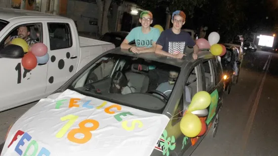 El Covid-19 hizo que unos gemelos festejen sus 18 entre autos y pantallas