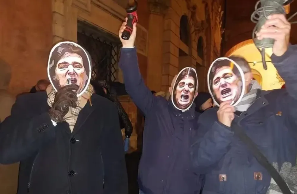Protestaron con máscaras de Milei y amoladoras contra un alcalde italiano de izquierda