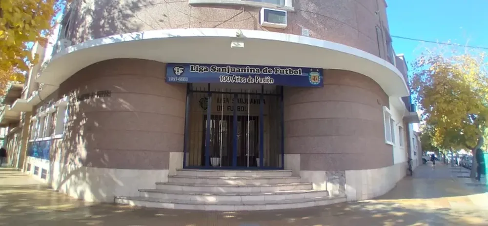 Los futbolistas del León y del conjunto de Alto de Sierra deberán presentarse este lunes en la sede de la Liga Sanjuanina de Fútbol.