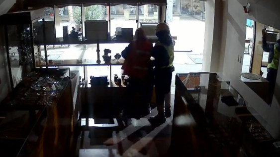 Así fue el robo exprés a una joyería en pleno centro: se embolsaron unos $30 millones en mercadería