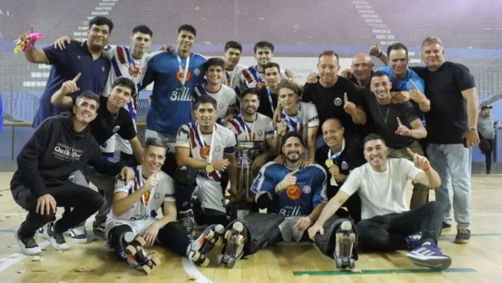 EL PLANTEL, cuerpo técnico y allegados de la UVT festejaron largamente un nuevo campeonato para la laureada institución.
