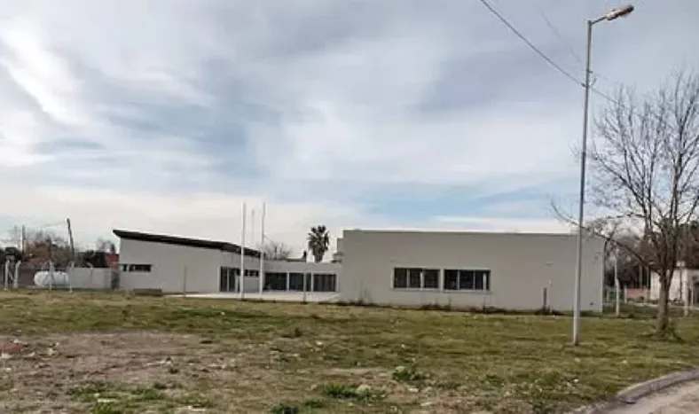 Por un par de golosinas, recibió una patada en la cabeza y está grave