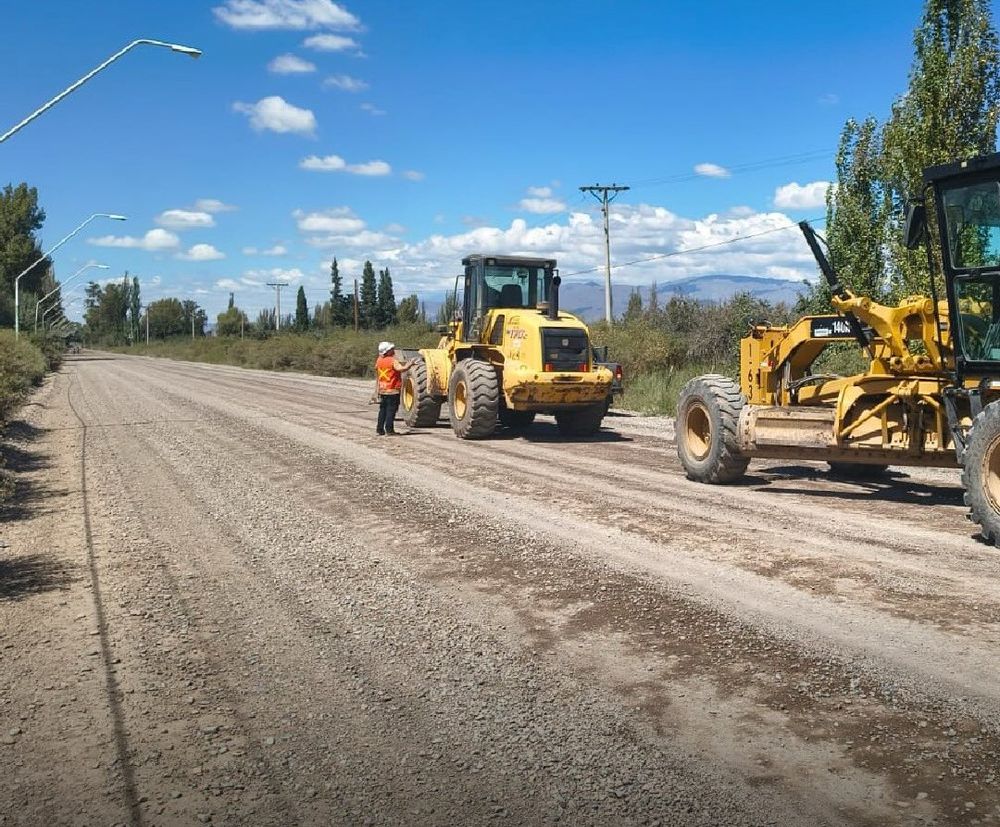 La obra de pavimentación que realiza Infraestructura en la Calle Eugenio Flores, en Jáchal, comenzó en febrero y con trabajos preliminares de preparación del terreno.