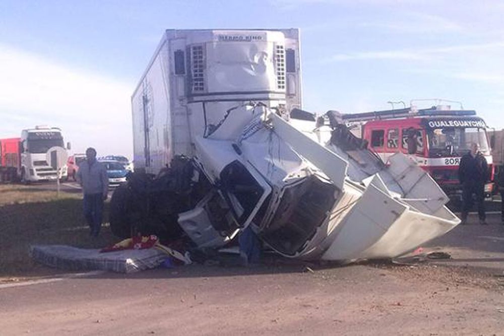 Un camionero sanjuanino y su hijo se salvaron de lo peor en un choque frontal en Entre Ríos
