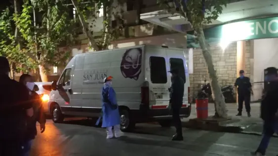 Revuelo por una persona que murió en las puertas de una clínica