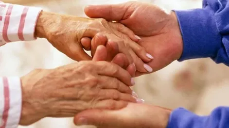 Furor en las redes por la imagen de un hombre de 92 años tiñendo el pelo de su mujer