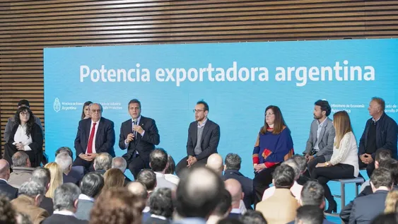 Massa ratifica su plan de una suma fija para mejorar salarios