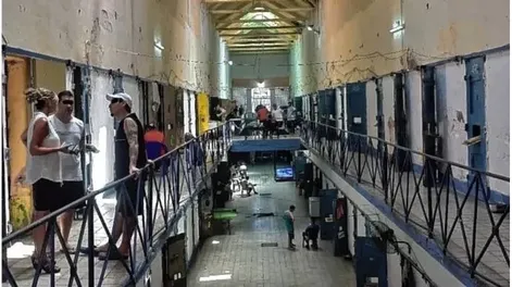 Un preso baldeaba la celda, tocó el calentador y recibió una fulminante descarga eléctrica