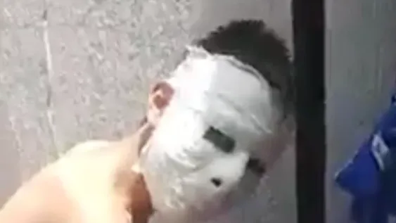 Creó una máscara de yeso para una tarea y no se la pudo sacar: “Voy a demandar a la maestra”