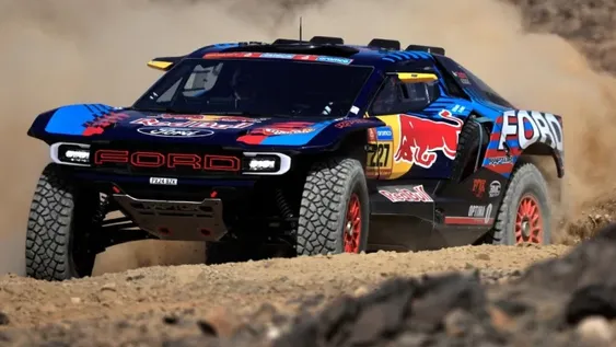 NANI ROMA y su compañero Alex Haro viajan durante el prólogo del 47º Rally Dakar en Bisha, Arabia Saudita.