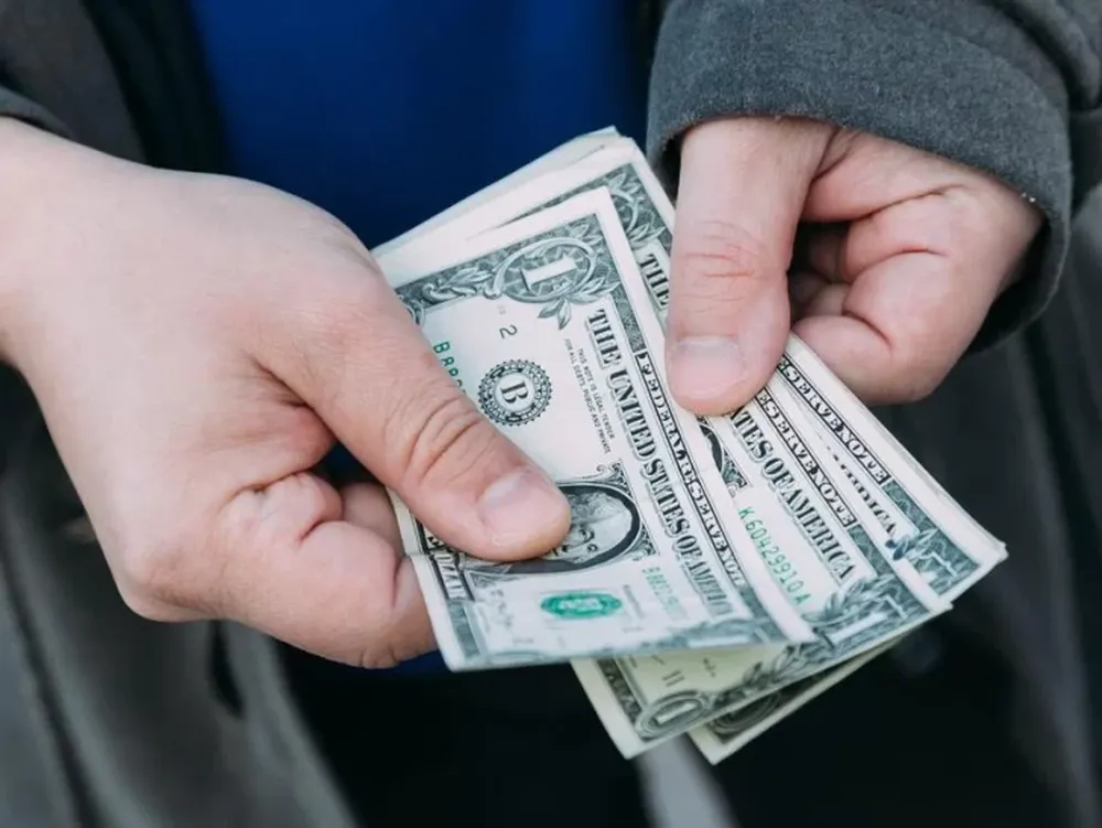 El dólar blue cerró abril a $480 en San Juan tras una semana agitada donde superó los $500