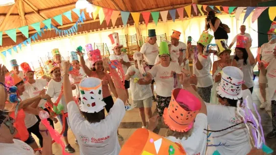 La murga de los adultos mayores para llevar alegría a las colonias de verano