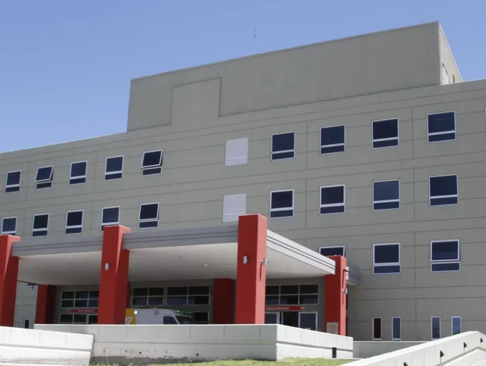 Una mujer sufrió serias heridas al chocar con su moto contra un auto