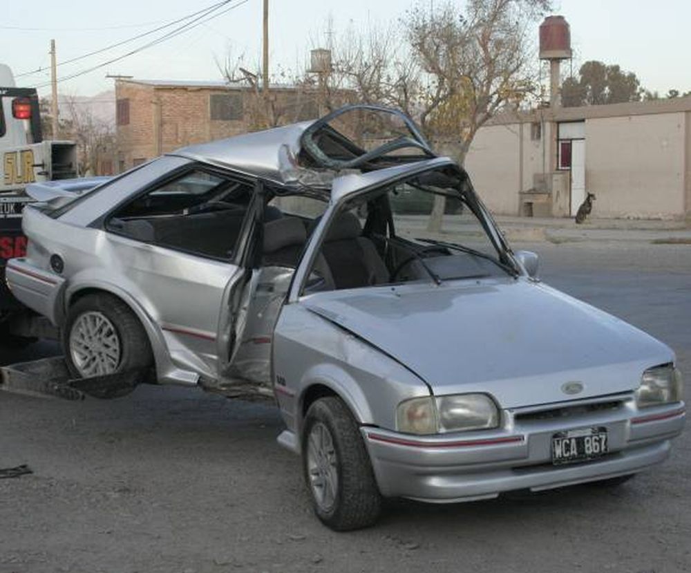 Chocan contra un poste, 3 heridos