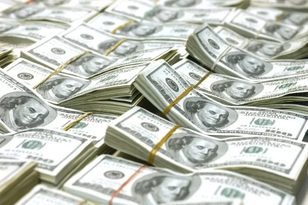 El dólar sufrió una baja de 17 centavos y cerró en $43,52