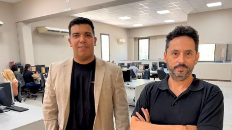 Acuerdo. El documentofue firmado por el presidente de CASETIC, Cristian González (izquierda), y elgerente General de DIARIO DE CUYO, Pablo Dellazoppa.
