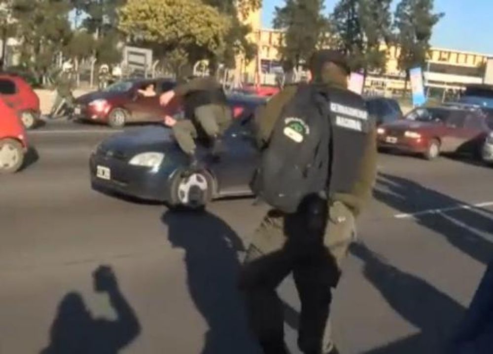 Embestida a Berni por el gendarme simulador