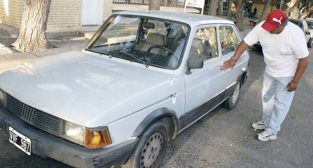 Roban el auto de un policía cuando dormía