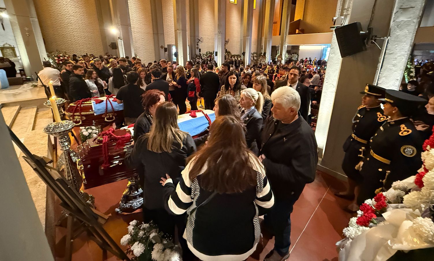 En la Catedral continúa el funeral de los 4 sanjuaninos fallecidos en la tragedia aérea.