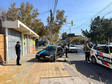 violento choque en capital: un renault 19 termino sobre la vereda tras impactar con un gol violento choque en capital: un renault 19 termino sobre la vereda tras impactar con un gol