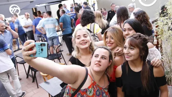 Reencuentros, selfies y votos