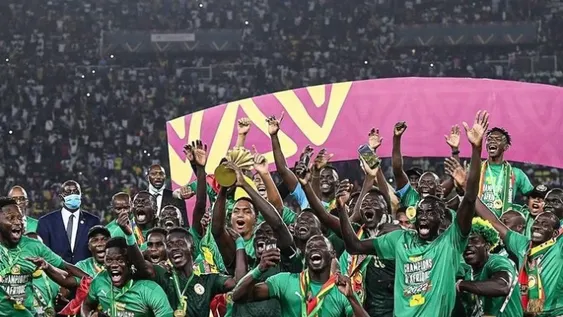 Escándalo histórico en África: Senegal amagó con irse, volvió y fue campeón ante Marruecos