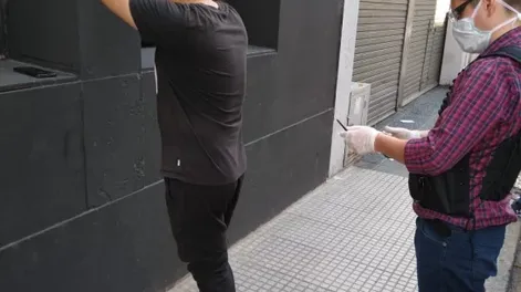 Violó la cuarentena para “cazar” pokemones y lo apresaron