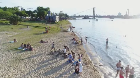 Un precandidato santafesino propone una playa nudista para “fomentar el turismo”