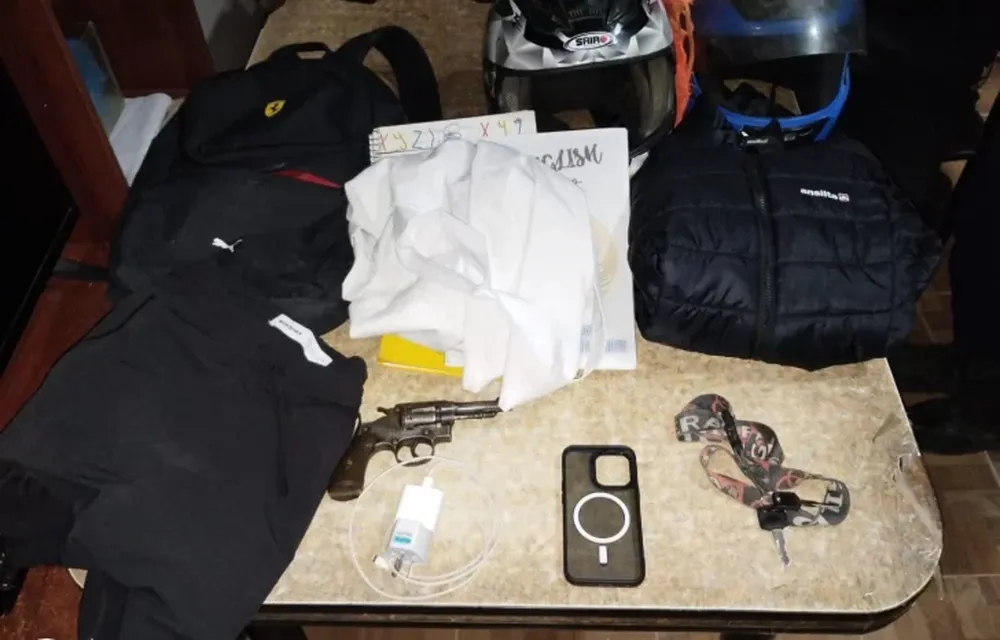 Dos motochorros encañonaron a un adolescente para robarle el celular y una mochila con útiles