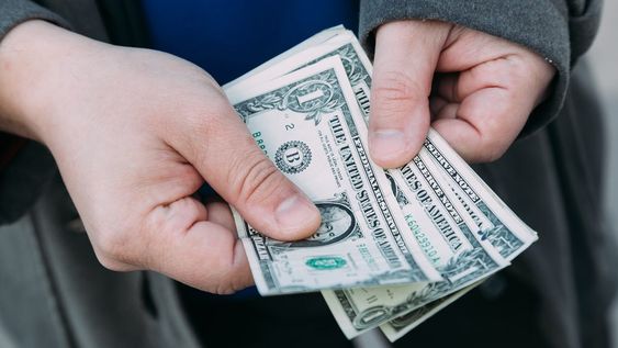 El dólar blue tuvo un incremento de $7 y se negoció en 397 pesos