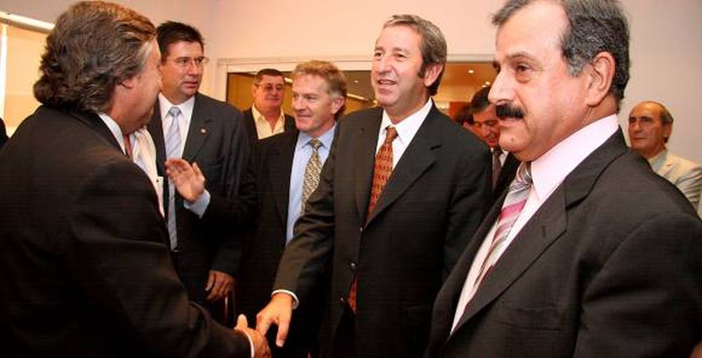 La renuncia o no de Cobos marca diferencias locales