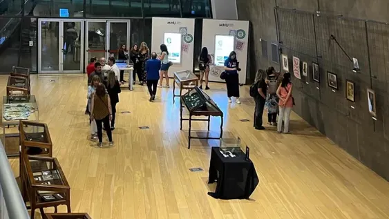 VISTA GENERAL y detalle de una de las vitrinas de la atractiva exposición montada en el MHU