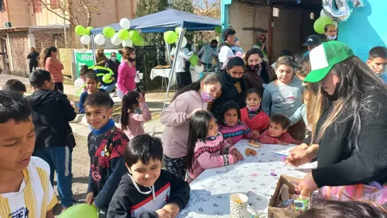Un Día del Niño pintado de verde y blanco Un Día del Niño pintado de verde y blanco