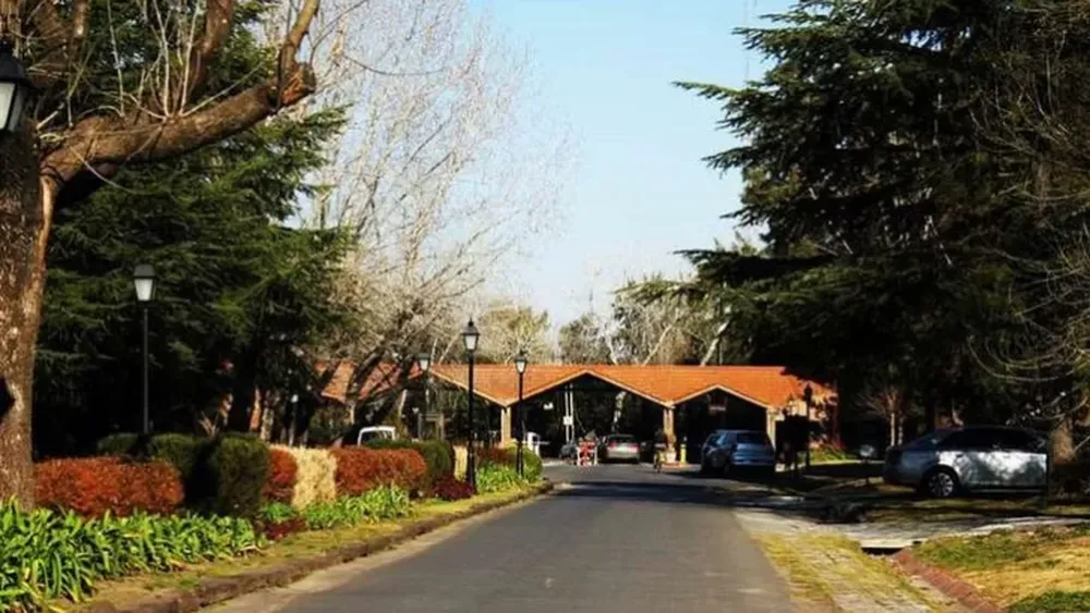 Delincuentes ingresaron a un barrio privado y robaron $100 mil y siete mil dólares y euros