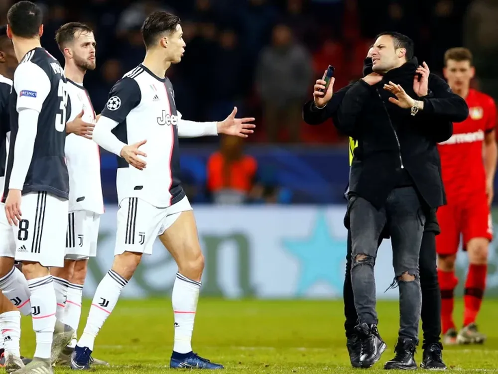 La ira de Cristiano con un hincha que invadió el campo de juego por una selfie