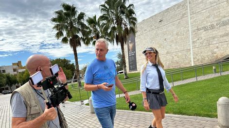 Marley y Vicky Xipolitakis en el Teatro del Bicentenario, incluido en el itinerario de lugares que visitaron en San Juan para hacer el&nbsp; programa.