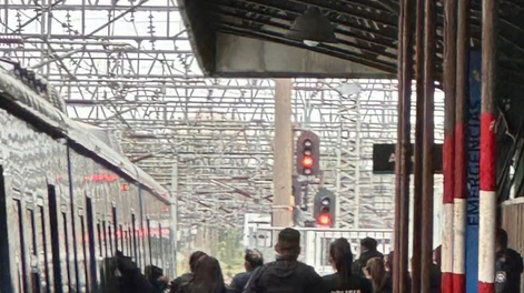 Tensión en el Tren Roca: un hombre armado tomó una rehén y amenazó con detonar una granada