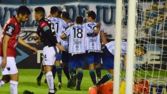 Atlético Tucumán derrotó a Coló en el final