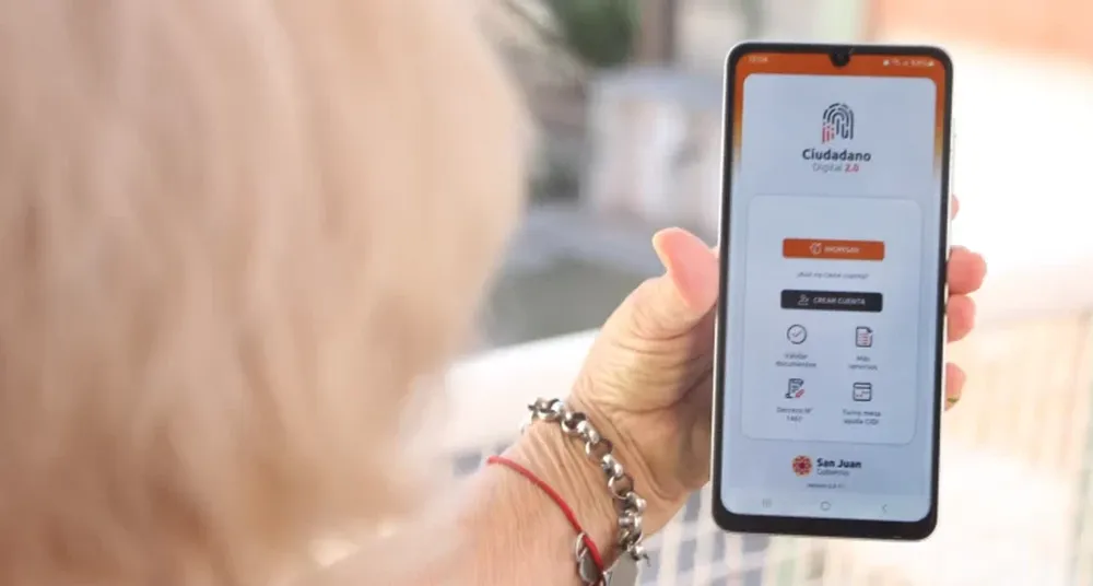 COMODIDAD. El pago virtual busca mejorar el sistema de recupero de fondos.