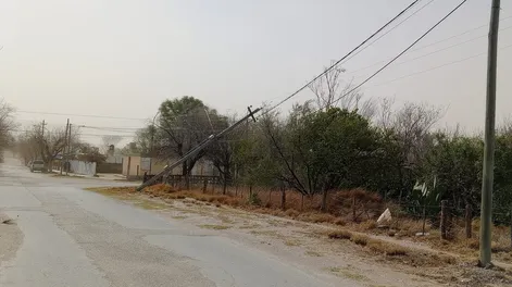 Los fuertes vientos, que han alcanzado ráfagas de más de 70 km/h, han causado estragos en la infraestructura local. Se han reportado postes de electricidad caídos. Foto:infovallefertil