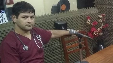 Polémica por un médico que entró al quirófano con un ambo auspiciado por una carnicería